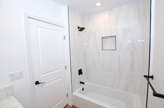 Building Photo - 4Bedroom 3.5 Bathrooms single family home