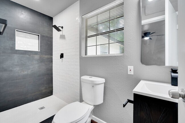 Building Photo - 772 Fernwood St
