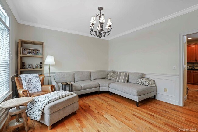 Building Photo - 484 Rosedale Ave