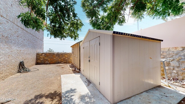 Building Photo - 9033 Leo St