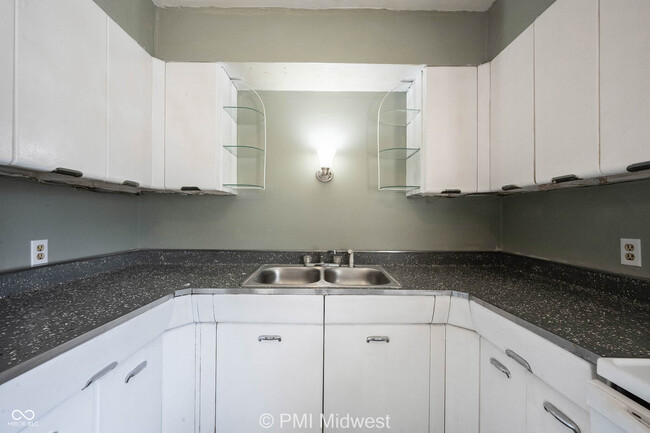 Building Photo - 3725 N Sherman Dr