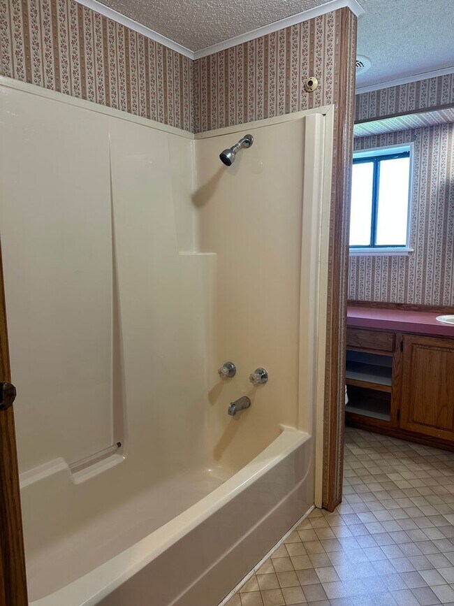 Building Photo - Peaceful Country Living on 2 Fenced Acres