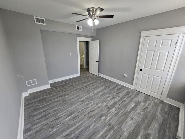 Building Photo - 3016 Kenyon Ave
