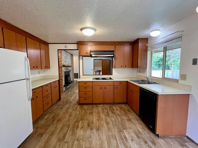 Building Photo - West Olympia Tri-Level Home