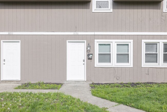 Building Photo - 3086-3092-3092 Grasmere Ave
