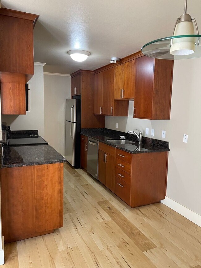 Building Photo - Location, Location!! Spacious Condo on Low...