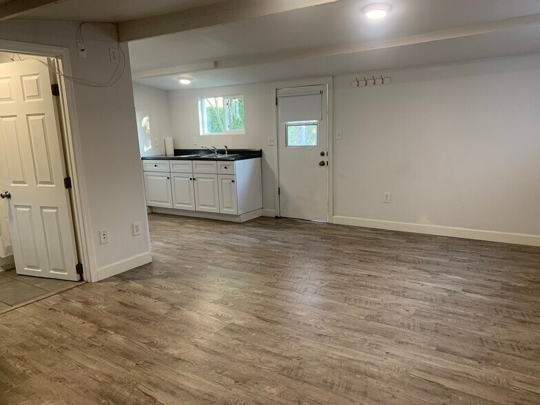 Building Photo - 5649 Stansbury Ave