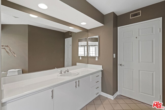 Building Photo - 12000 Goshen Ave