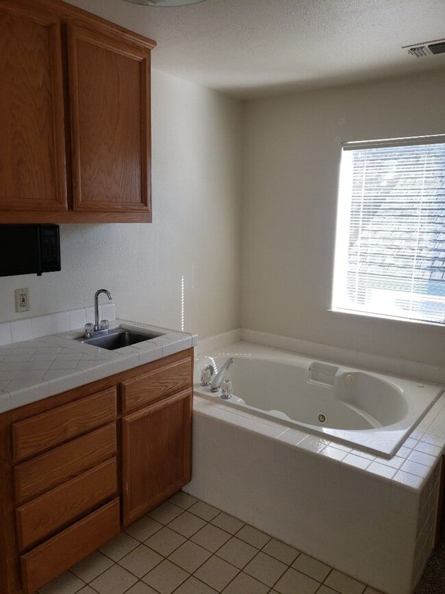 Building Photo - Adorable Spacious 3 Bdrm 3 Bath Home