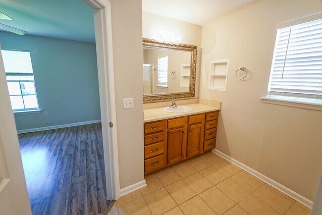 Building Photo - UPDATED 2 Bed / 2 Bath with LOFT in Summer...
