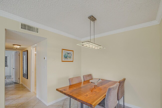 Building Photo - 202 W High Point Terrace