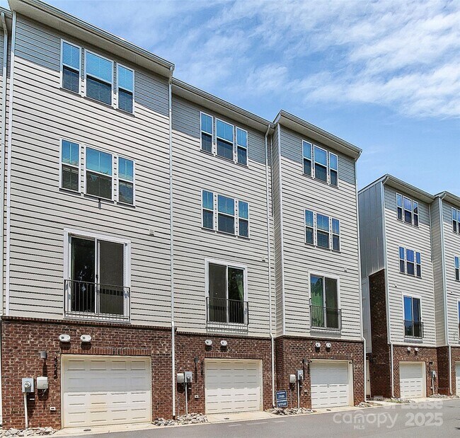 Building Photo - 256 Parkwood Ave