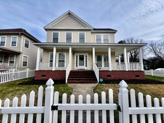 Primary Photo - Beautiful Colonial-style home located in t...