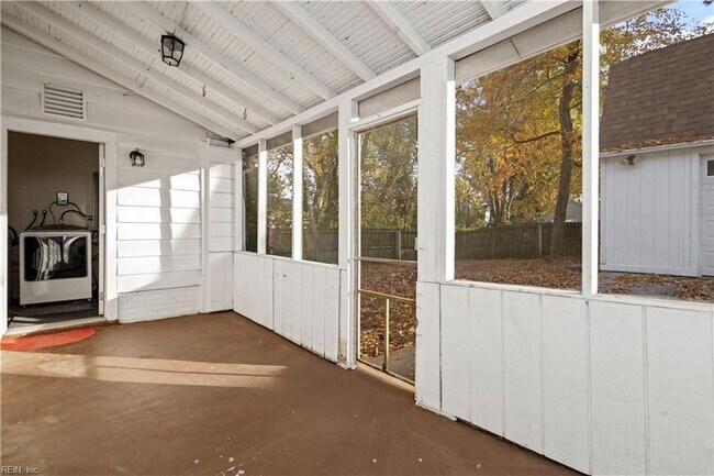 Building Photo - 3537 Buckingham St