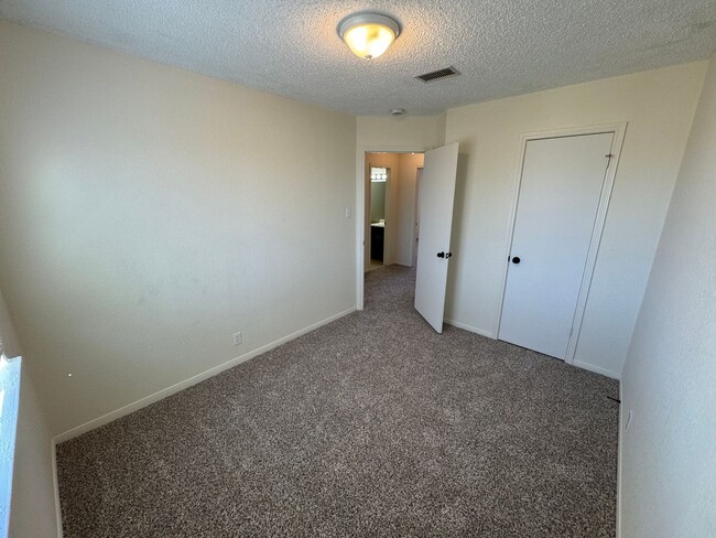 Building Photo - 2305 Lazy Ridge Dr