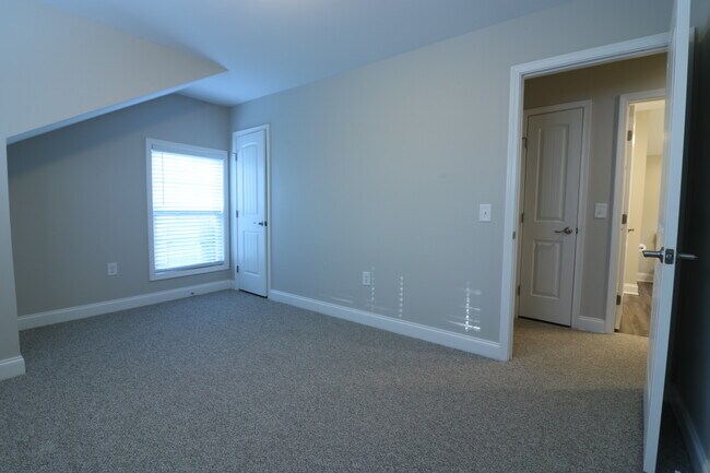 Building Photo - 383 E Woodland Dr