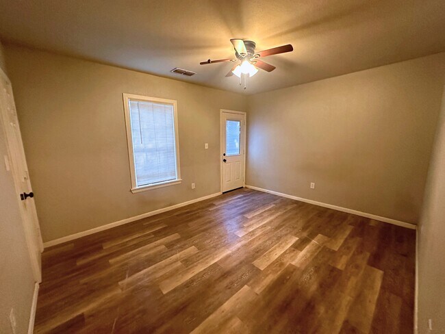 Building Photo - 916 N Austin St