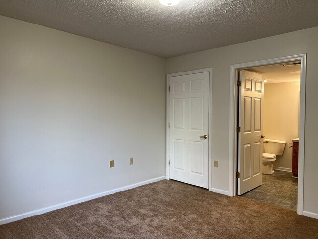 Building Photo - Downtown 2-Bdr 2-Bth Condo - First Floor -...