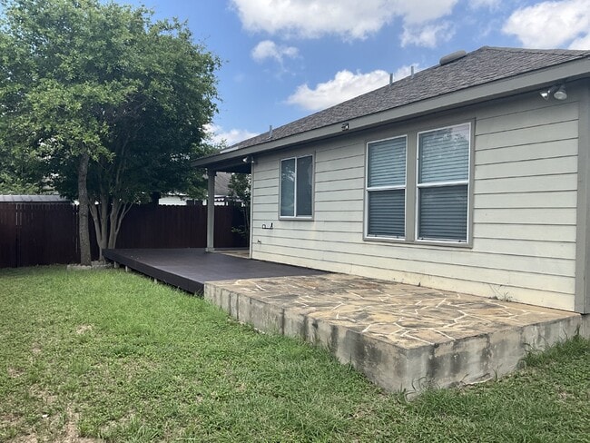 Building Photo - "Charming 3-Bedroom Haven in Selma with Granite Elegance!"