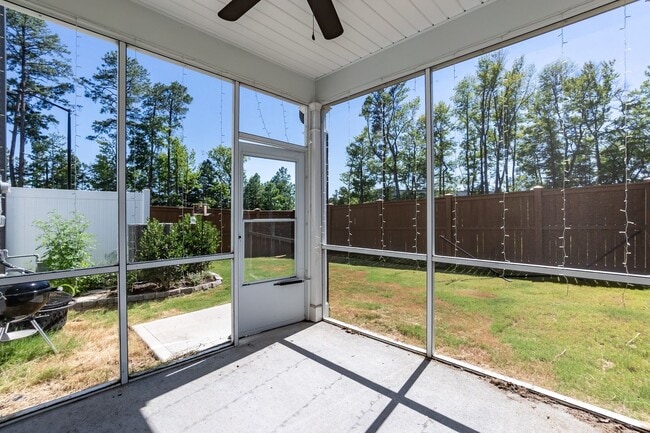 Building Photo - Gorgeous End Unit Townhome!