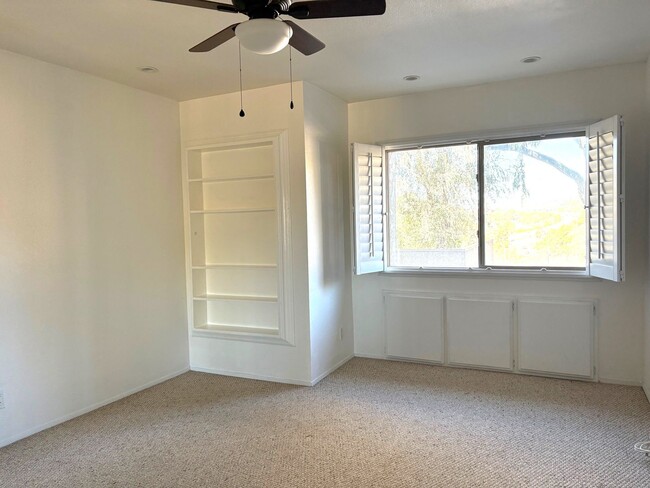 Building Photo - Updated Single-Level Condo in Mission Ridg...