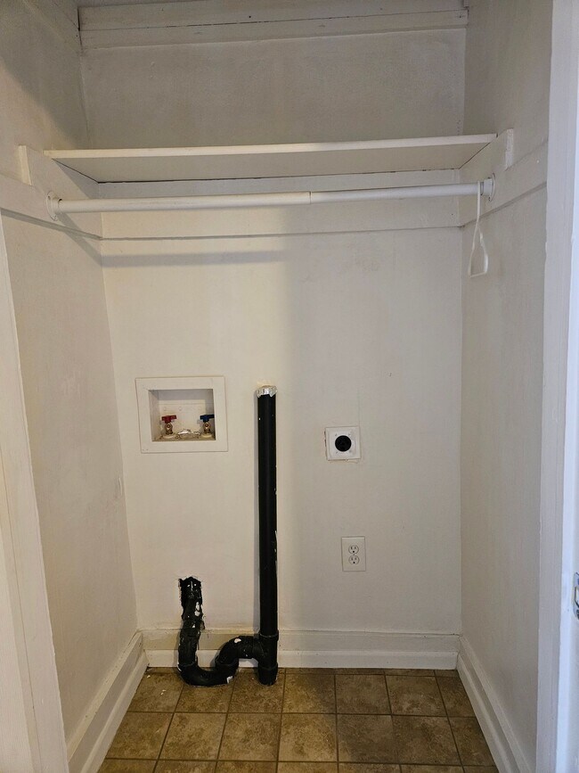 Building Photo - Highlands 1 Bedroom 1 Bath w/ Yard and Laundry!