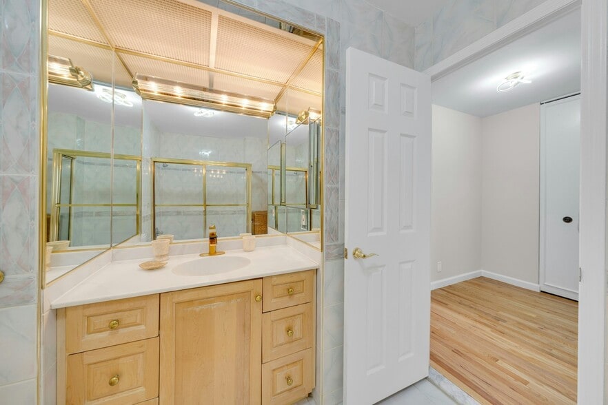 Building Photo - 300 Winston Dr