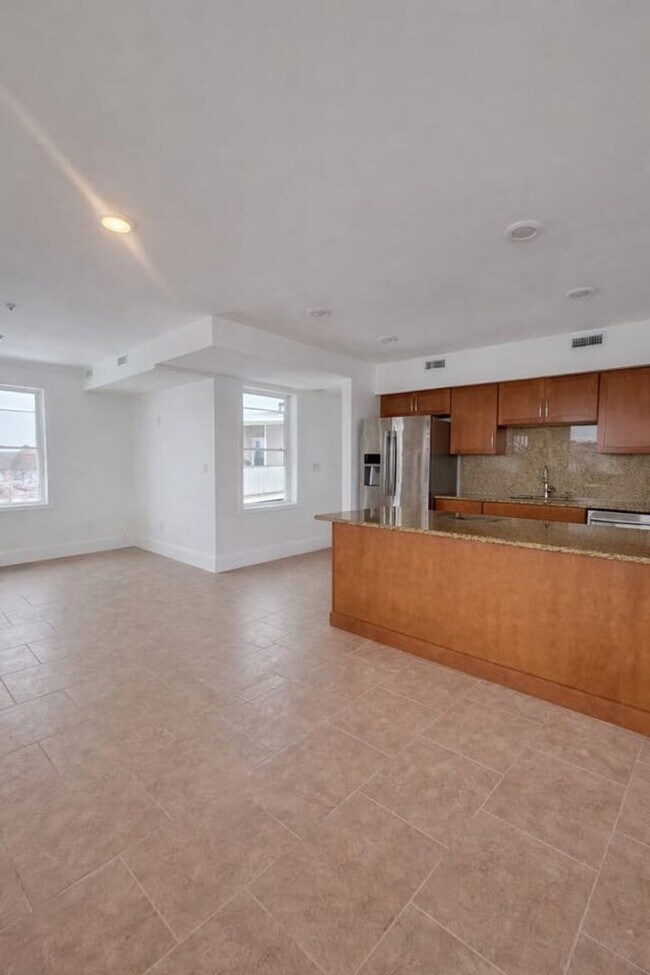 Building Photo - 373 Crescent Ave