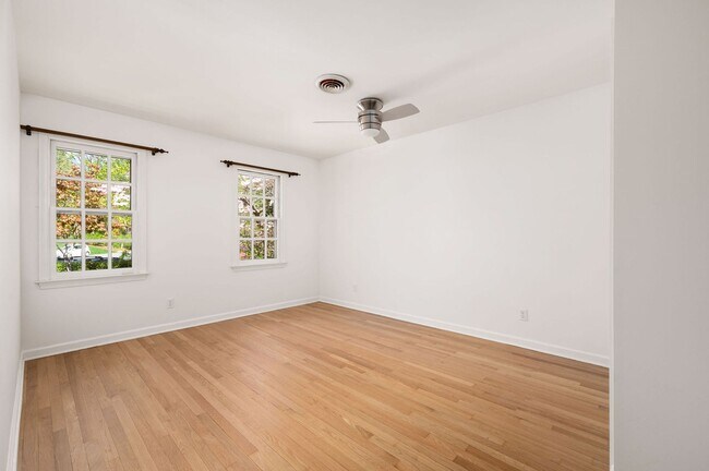 Building Photo - Spacious Canterbury Hills Home