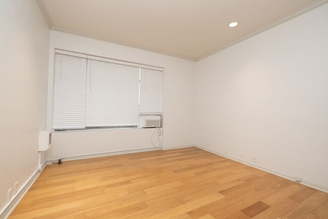 Building Photo - Updated Downtown Studio with A/C in the He...