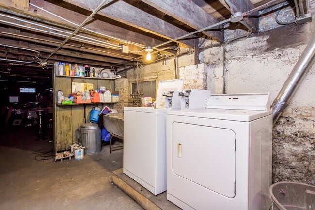 Building Photo - Spacious 1bed in Bucktown!  Central Air, Dishwasher, FREE Laundry & Internet!