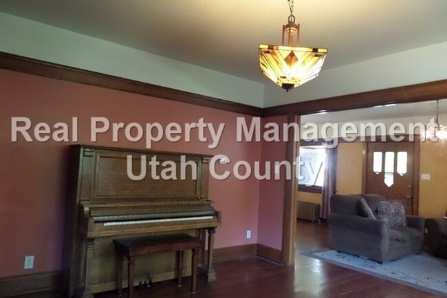 Building Photo - 159 N 400 E