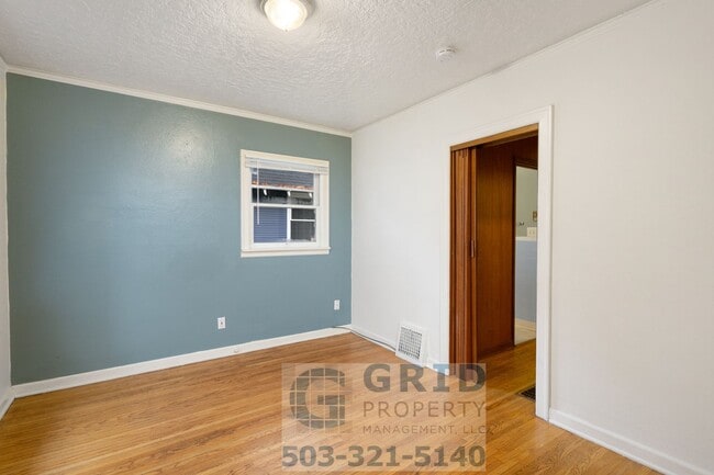 Building Photo - Charming 2 Bedroom Available in Popular N Kenton Neighborhood!