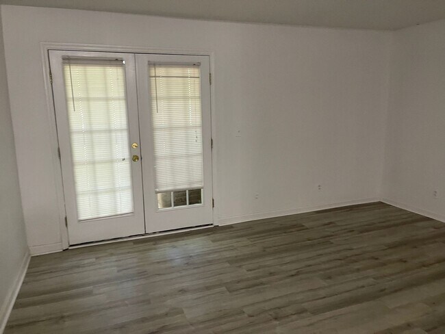 Building Photo - Modern 2-Bed, 1-Bath Oasis with Central Air and Gourmet Kitchen