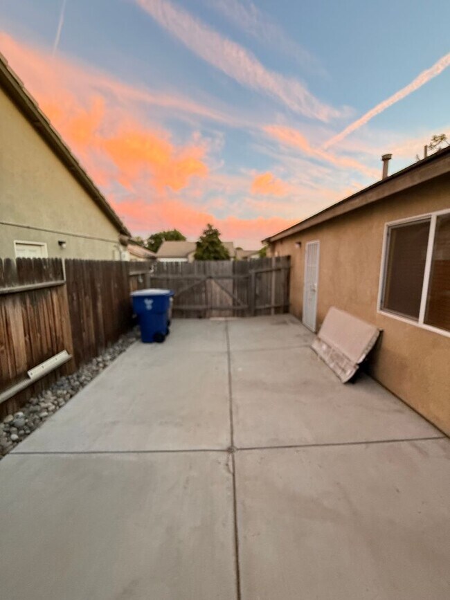 Building Photo - Beautifully Maintained 3-Bedroom Plus Offi...