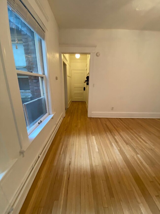 Building Photo - Cute CORNER 1 BR- high ceilings, clawfoot tub, up to 3 pets! NEW SPECIALS!