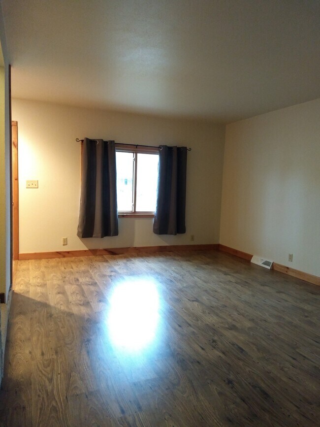 Living room - 713 Moreland Ave