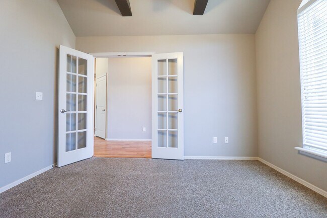 Building Photo - Spacious 3 Bedroom / 2 Bathroom with Modern Upgrade