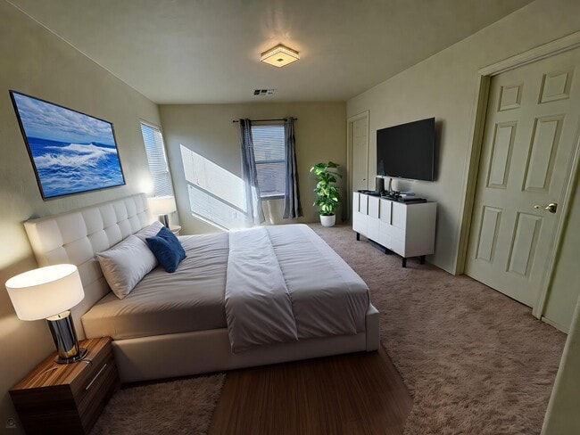 Building Photo - Riverhaven Great Central Location