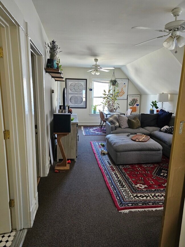 Building Photo - 3040 N Clybourn Ave