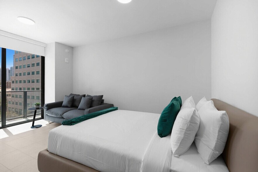 Building Photo - 501 NE 1st Ave