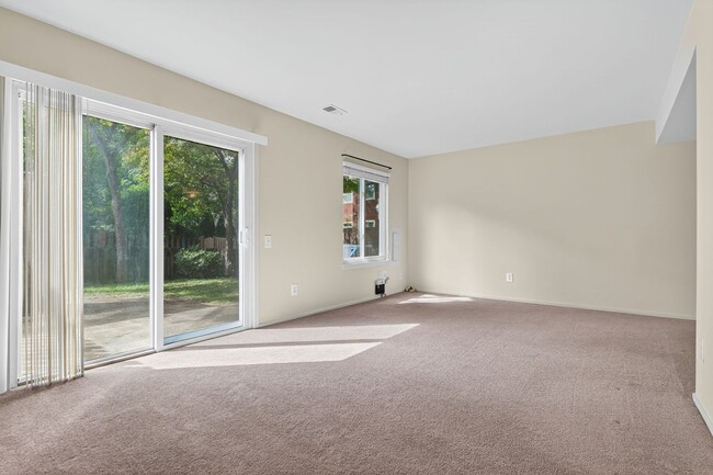 Building Photo - Charming End-Unit Townhome in Sought-After...
