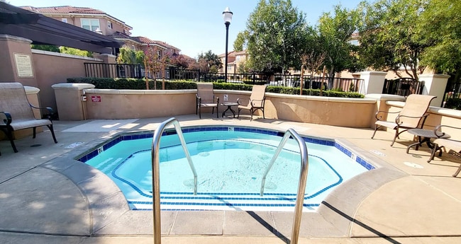 Building Photo - Beautifully Remolded Upscale 2 bed 2 bath ...