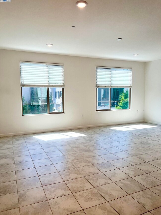 Building Photo - 25350 Parklane Dr