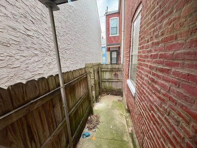 Building Photo - 2 Bedroom 1 Bathroom in Lancaster City!