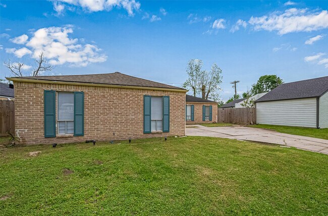 Building Photo - 13731 Greenway Dr