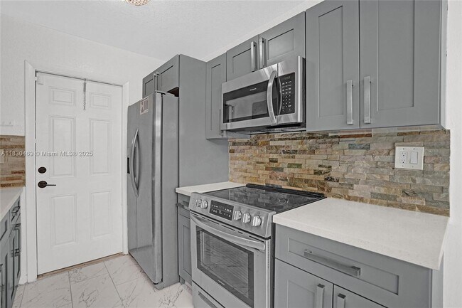 Building Photo - 3431 NW 5th Pl