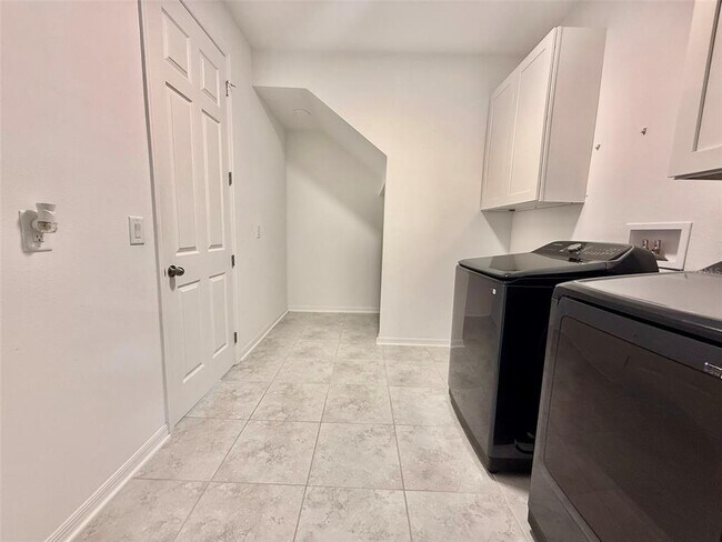 Building Photo - 12189 Nouveau Ave