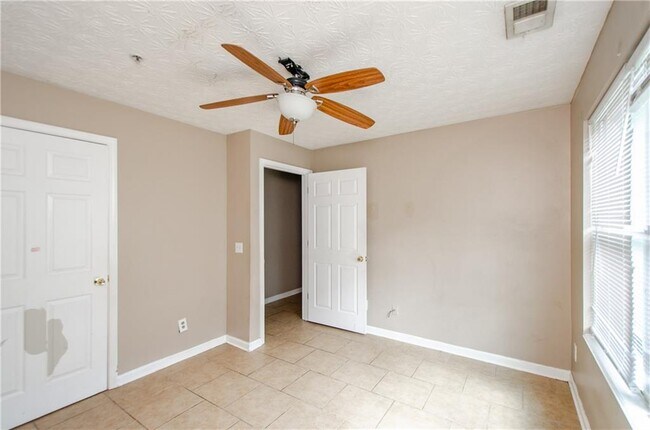 Building Photo - 10104 Fairington Ridge Cir