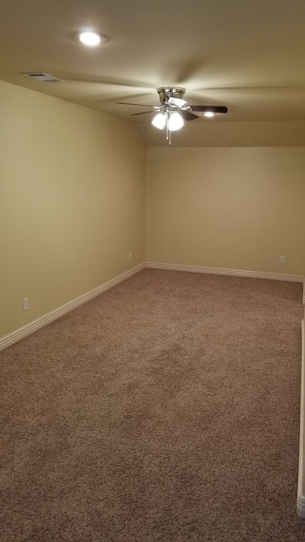 Building Photo - 4 bed 2.5 bath townhome with 2 car garage